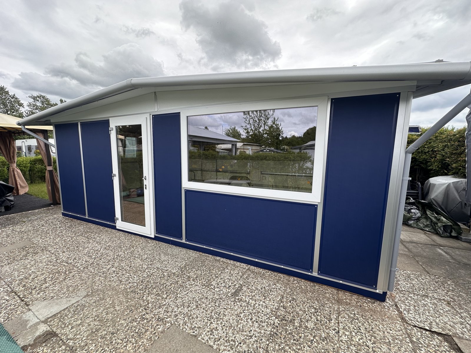 Glasfront mit Dreh-Kipp-Fenster