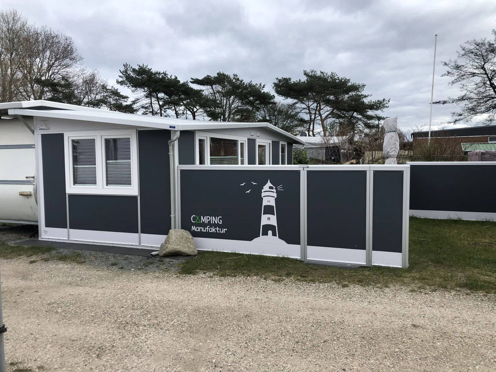 Festes Vorzelt mit bedrucktem Windschutz – Camping Manufaktur Brügmann